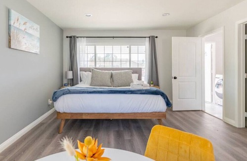 Chino House | Unlock Studio Serenity: King Bed, Work Corner, Fast Internet, Laundry, & Parking—Ready for Your Stay!