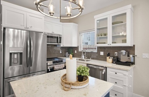 North Oak Park Bed & Breakfast | Updated 3bed 2.5bath near Downtown&UCD Med Center