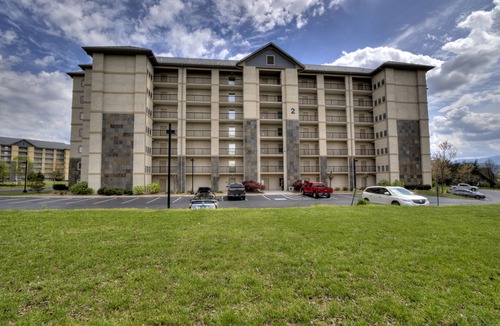 Pigeon Forge Condo | Updated Clean Spacious 3BR/2BA Condo right off the parkway! Pools/WiFi/Grills