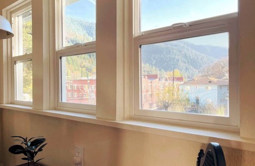 Dunsmuir Apartment | Updated Mountain Home Clawfoot Tub Near Waterfalls