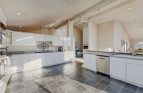 Crescent City North House | Updated Oceanfront home near the redwoods and harbor - close to hiking trails