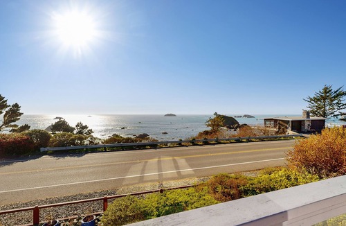 Crescent City North House | Updated Oceanfront home near the redwoods and harbor - close to hiking trails