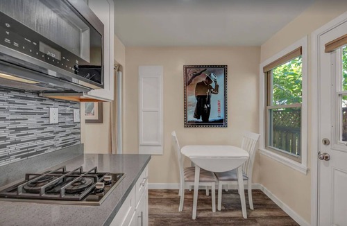 Montgomery Village Apartment | Upgraded Vintage Studio near downtown SR