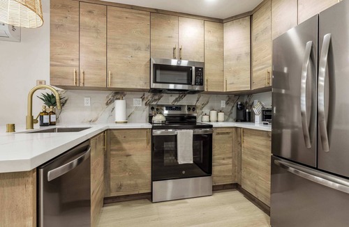 Crown Point House | Upscale 3BR Coastal Retreat Hot Tub Walk to Ba