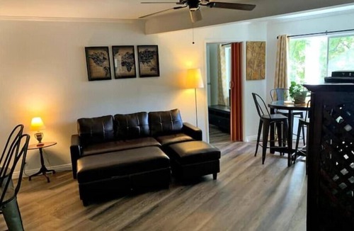 Rossmoyne House | Very Spacious 2BR/1.5BA Guest House, 5 min from LA