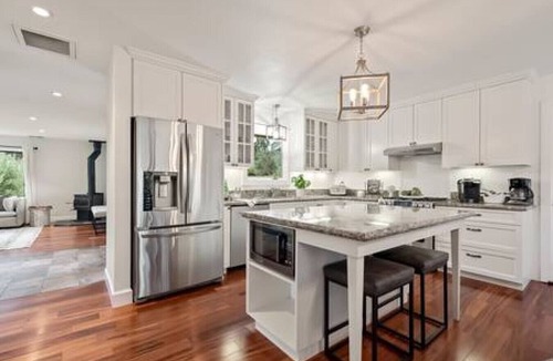 Kenwood House | Vineyard Haven: Pool, Hot Tub & Wine Country Charm