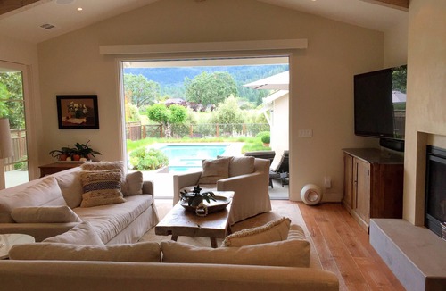 St. Helena House | Vineyard View Walk to Downtown SH
