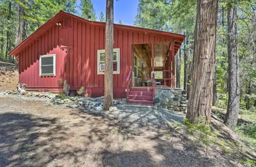 Coffee Creek Cabin | Vintage Pines Cabin- A nostalgic peaceful retreat with modern amenities.