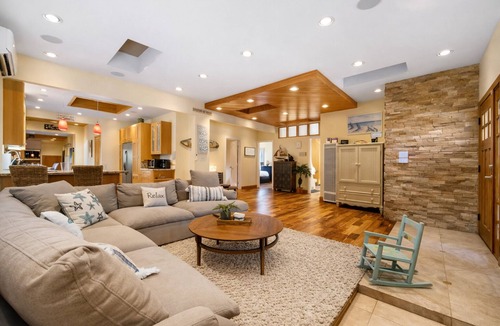 Crown Point House | Walk 2 SAND Kid Yard, King+Jacuzzi+Bike+Fire Pit