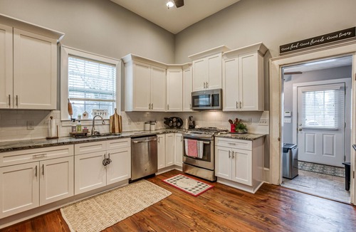Monroe House | Walk Downtown! Large Pool, Hot tub, Fire pit, Close to EVERYTHING!