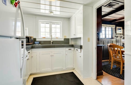 Avalon Cottage | Walk to Beach: Catalina Gem w/Deck!