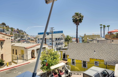 Avalon Cottage | Walk to Beach: Catalina Gem w/Deck!