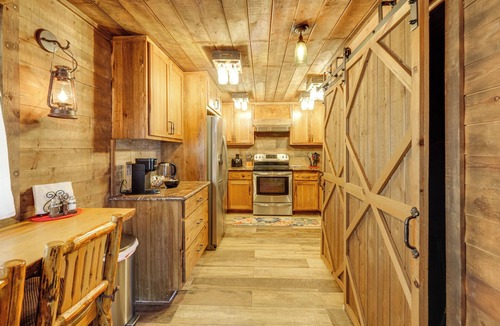 Sonora Cabin | Walk to Dtwn Sonora! Rustic Creekfront Cabin