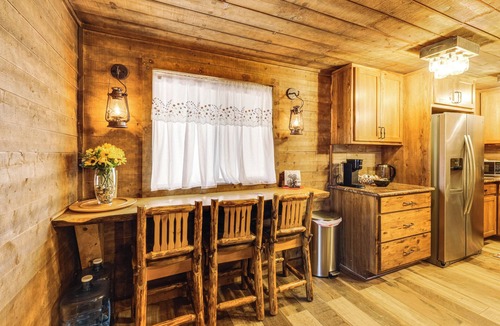 Sonora Cabin | Walk to Dtwn Sonora! Rustic Creekfront Cabin