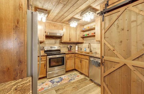 Sonora Cabin | Walk to Dtwn Sonora! Rustic Creekfront Cabin