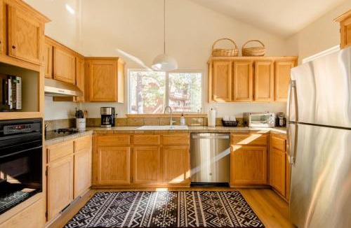 Olympic Valley House | Walk to Palisades Village Pet Friendly 2BR Chalet