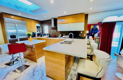 Belmont Shore House | Walk to the Beach & 2nd Street.Bright Coastal Living