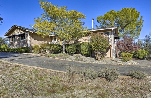 Happy Valley House | Warm Anderson Abode with Furnished Porch and Deck