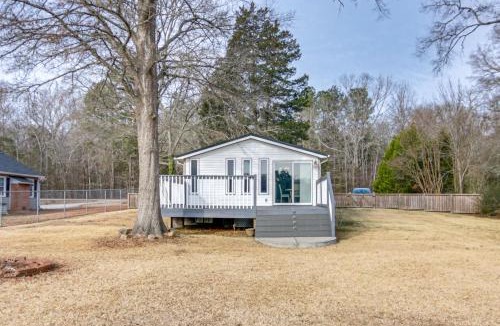 Lancaster House | Waterfront Cottage at Cedar Pines Lake