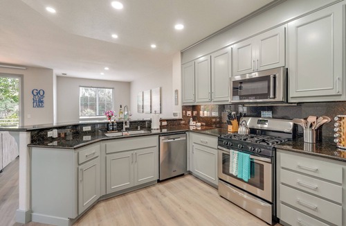 Copperopolis House | Waterfront Lake Tulloch Townhome Steps From Marina