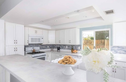 Redlands House | Welcome to Heidi House – Entire Home, a spacious 5-bedroom, 4-bath home in Redlands designed for comfortable extended stays. With a dedicated office, fast Wi-Fi, private backyard, garage parking, and plenty of room for up to 10 guest.