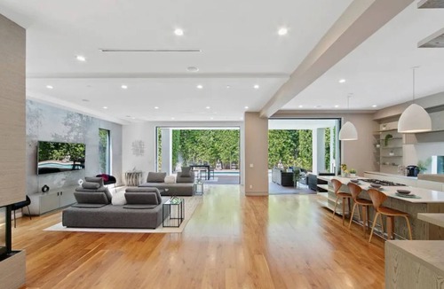 Melrose Villa | West Hollywood Modern Luxury 5 BR Villa w/ Pool, Hot Tub, Rooftop Patio, Parking