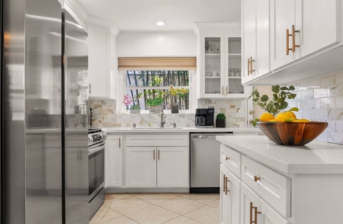 West Los Angeles House | West LA Designer 2BR/2BA Retreat Private Yard Near UCLA & Santa Monica