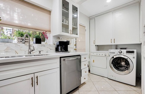 West Los Angeles House | West LA Designer 2BR/2BA Retreat Private Yard Near UCLA & Santa Monica