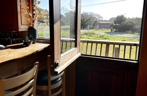 Caspar House | White water ocean views, starry night skies, hot tub, and more!
