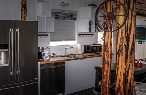 Three Rivers Cottage | Your cozy nest while hiking in Sequoia Park with bonus nearby river beach pass!