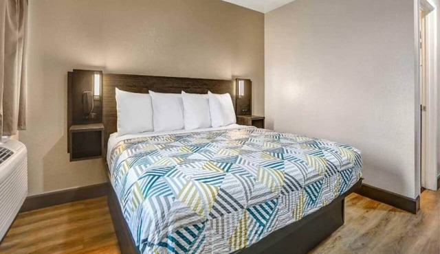 1 King Bed|Smoking,Mini Fridge