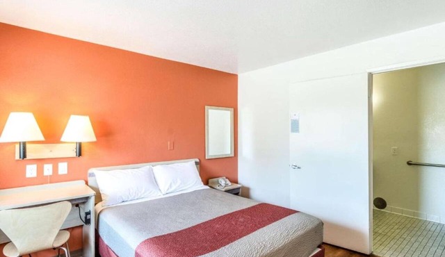 1 Queen Bed | Micfridge