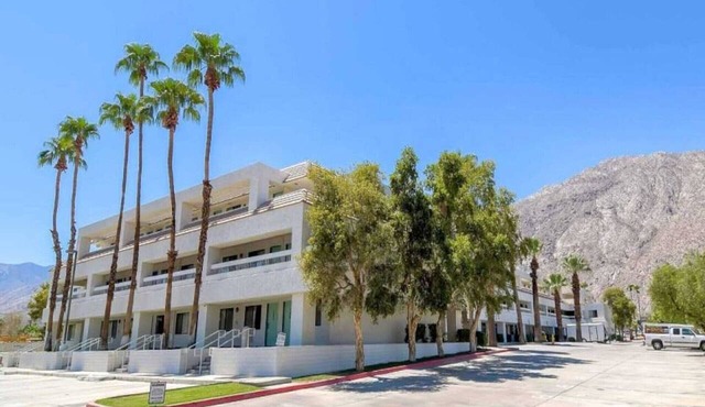 1 Queen Bed|Palm Springs, CA