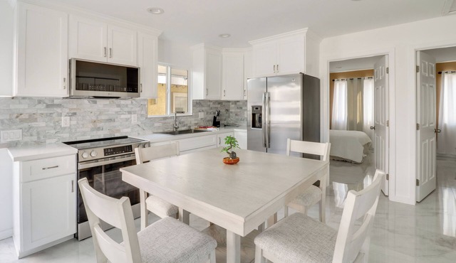 13 Mi to Universal Studios: Renovated Cottage!