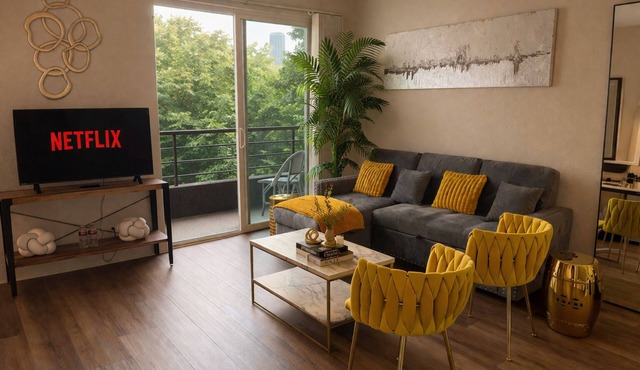 1BD/1BA . Pool View. Balcony. Kitchen. Free Parking.