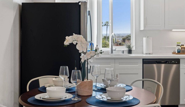 2 Blocks to Beach! King Beds, Fast Wi-Fi, Parking