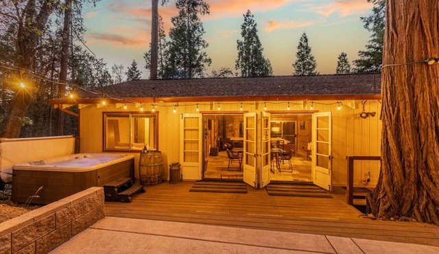 2 cabins-22 guests-2 hot tubs-Lake Access-Glamping