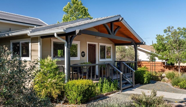 2 King Suites + Fenced Porch | Walkable Downtown Paso | Quercus Acorn Cottage
