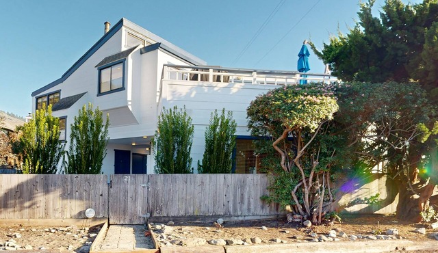 3-Cottage Beach Retreat w/Hot Tub, Fire Pit & Views - 40' to Ocean