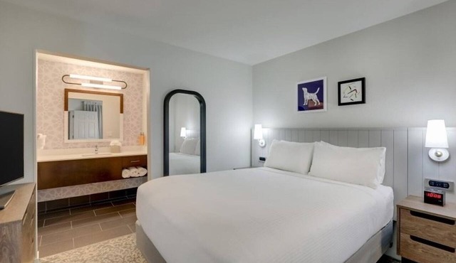 3 Cozy Rooms w/Coffee Maker, Microwave, & Complimentary Breakfast!