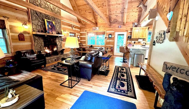 3BR 3BA Log Cabin, Pond Front, Hot Tub, Pool Table, near Skiing & Pet friendly in Seven Devils