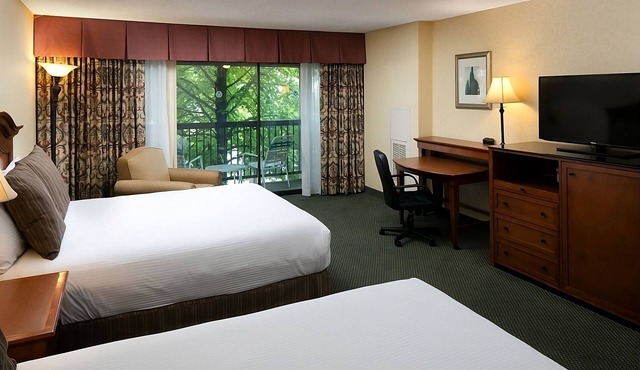 4 Comfortable Units! Outdoor Pool, Parking, Pets Allowed, Near Turtle Bay East! in Redding