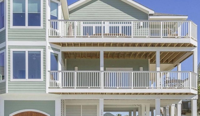 5 BEDROOMS, 41/2 BATHS. GOLF CART INCLUDED! PIRATES BEACH.