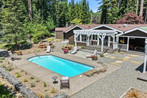 5 BR 4 BA Shangri-La Redwood Lodge Retreat with Pool & Sauna - Event Friendly Space