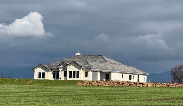 5BR Acreage Farmhouse + Pool & Stunning Hill Views