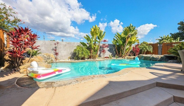 5BR Retreat w/Salt Water Pool, Spa, Fire Pit &BBQ