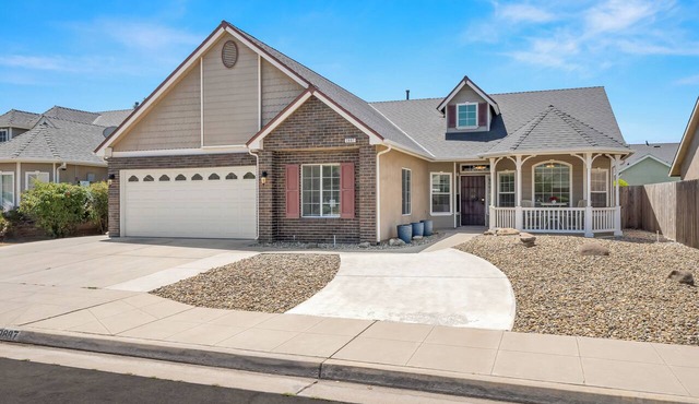 6BR Home | Sleeps 11 | Fireplace +Private Backyard