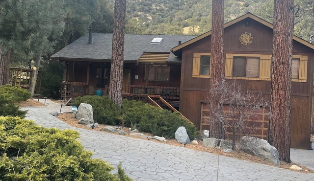 A cheerful cabin in the serenity of the mountains