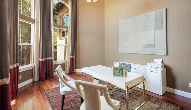 Adjacent to Healdsburg, pool hot tub, pickleball!