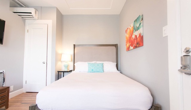 Adorable Corner 1-Bedroom near Convention Center